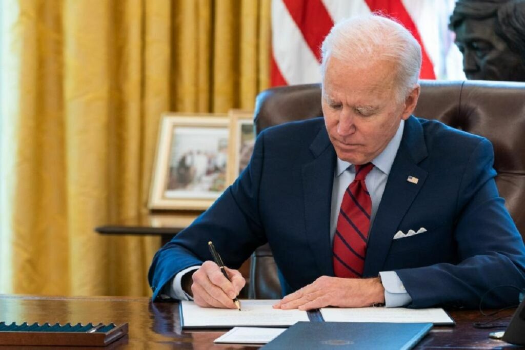 El Presidente Biden firma la ley de reactivación.