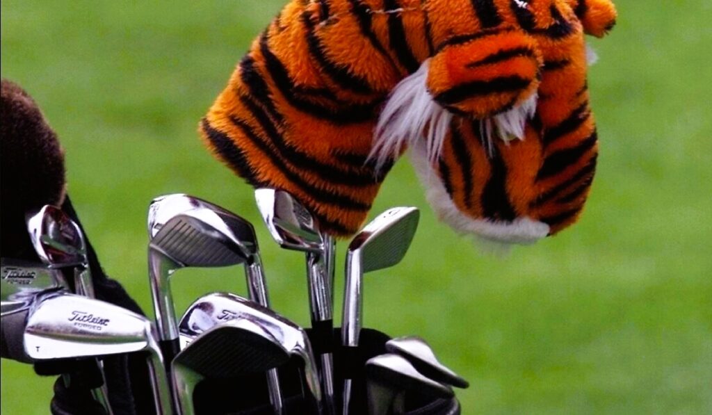 Una imagen inconfundible de la bolsa de Tiger Woods.