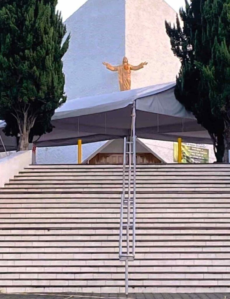 La escalinata con encinos y el Sagrado Corazón de Jesús