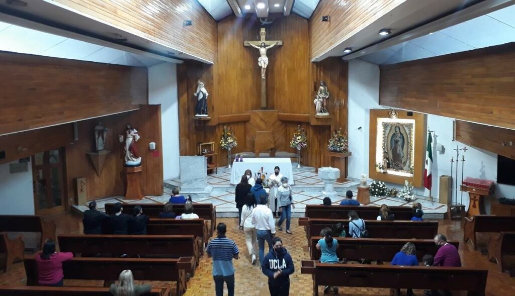 El amplio salón iluminado del templo parroquial