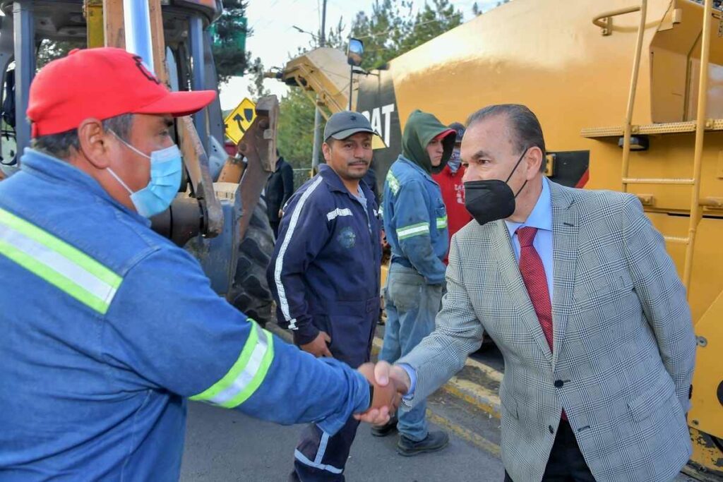 Saludos entusiastas con miembros de las cuadrillas de trabajo