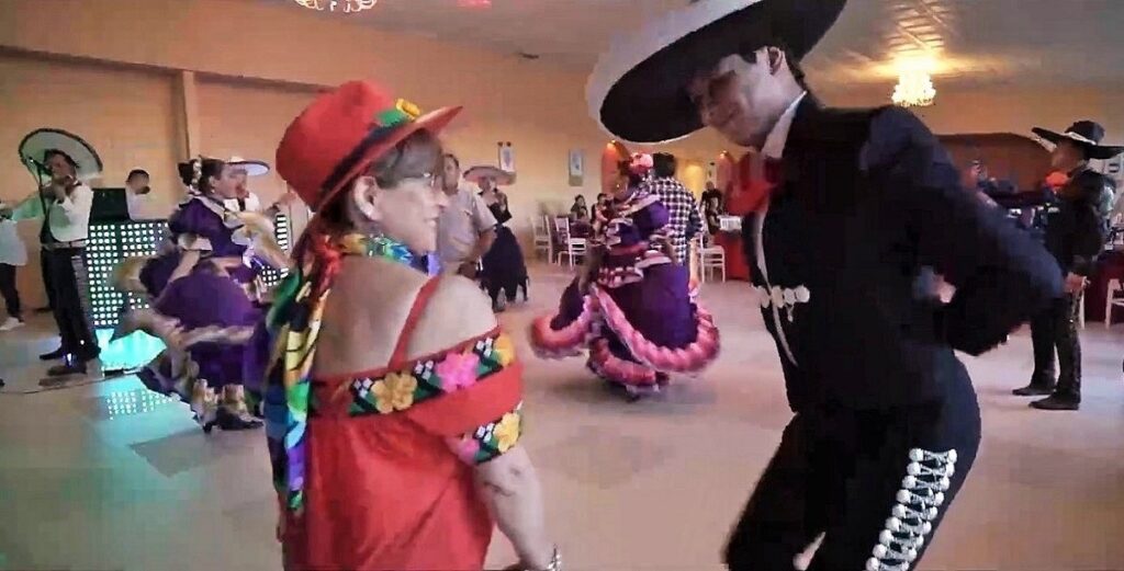 El ambiente y la música siempre invitan a bailar.