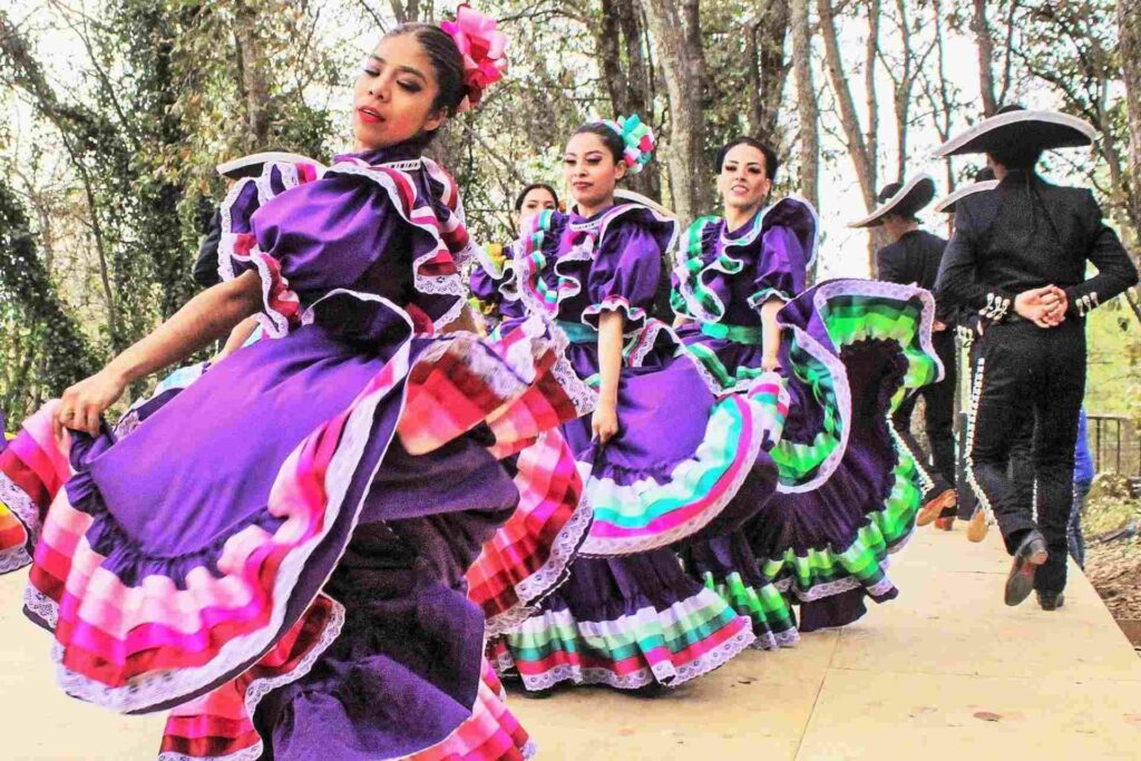 Cuadros artísticos del folklore nacional, con música, colorido y pasión.