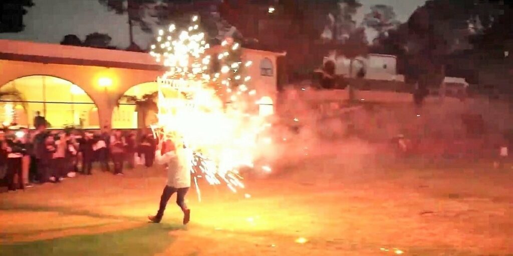 La experiencia cierra con banda, torito y fuegos artificiales.