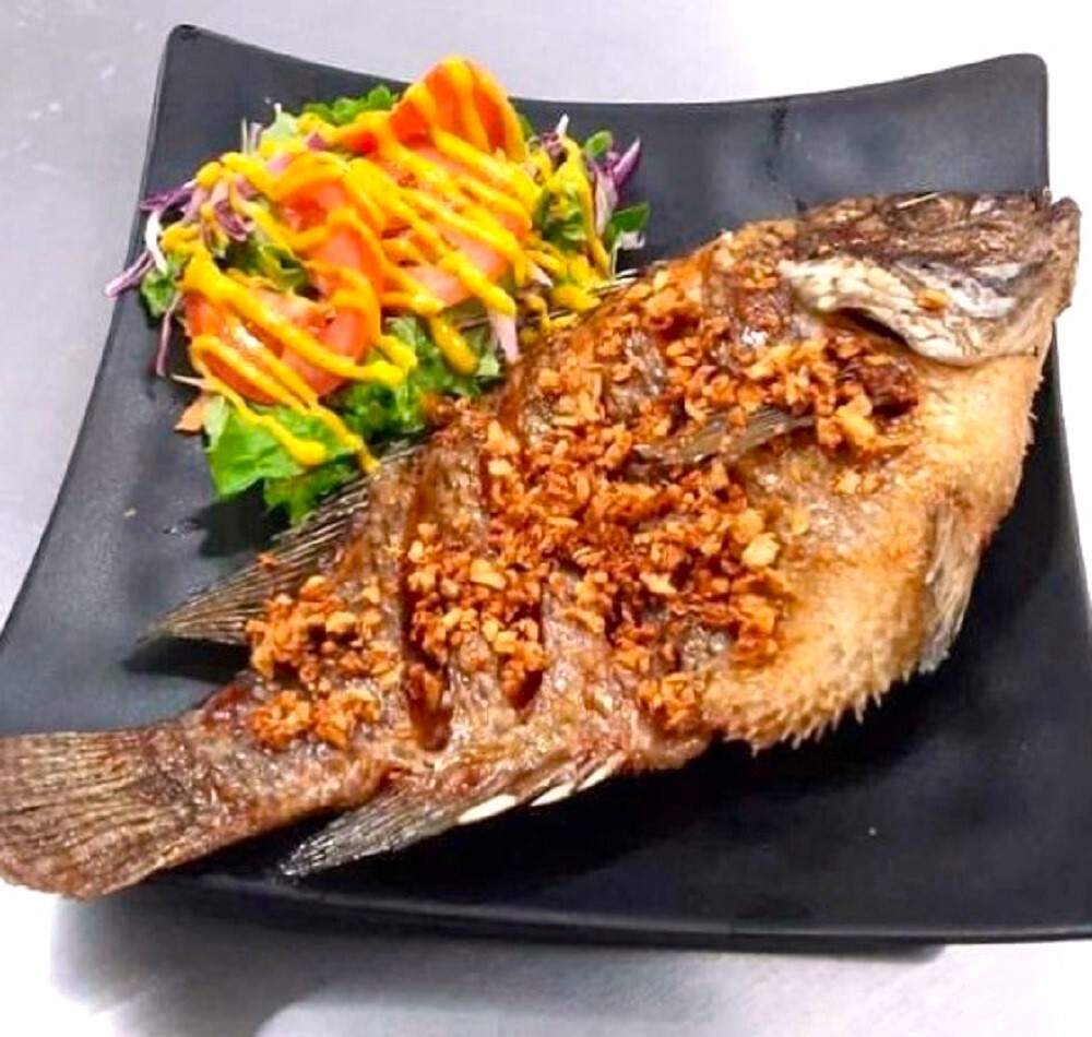 Shekináh del mar - Mojarra al mojo de ajo con ensalada