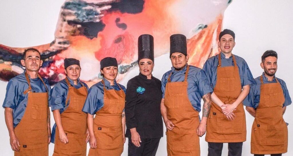 Shekináh del Mar - Chef Propietaria con su equipo de cocineros