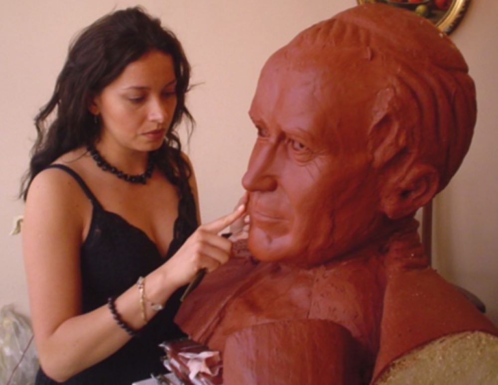 Maestra Cecilia Vélez esculpiendo un busto de Juan Pablo II.